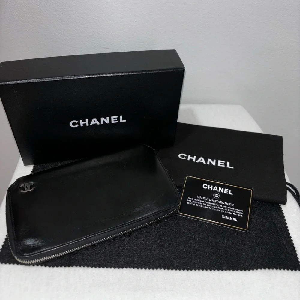 Beautiful Chanel long wallet w/full inclusion (dust, box, and authenticity card)